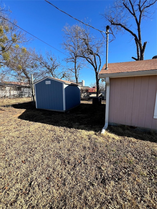 view of yard with a storage unit