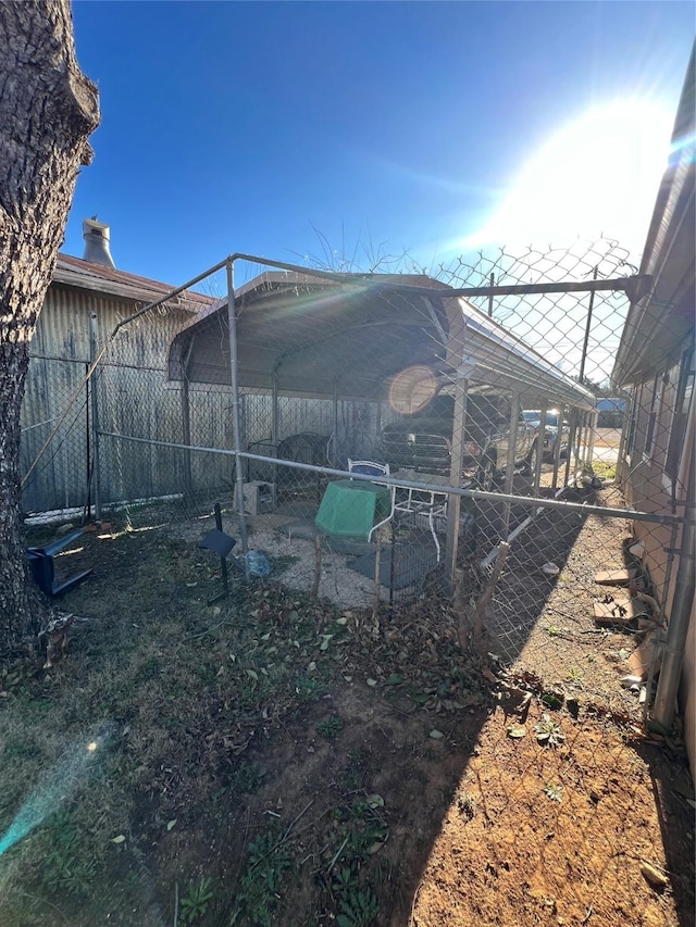 view of yard with an outbuilding