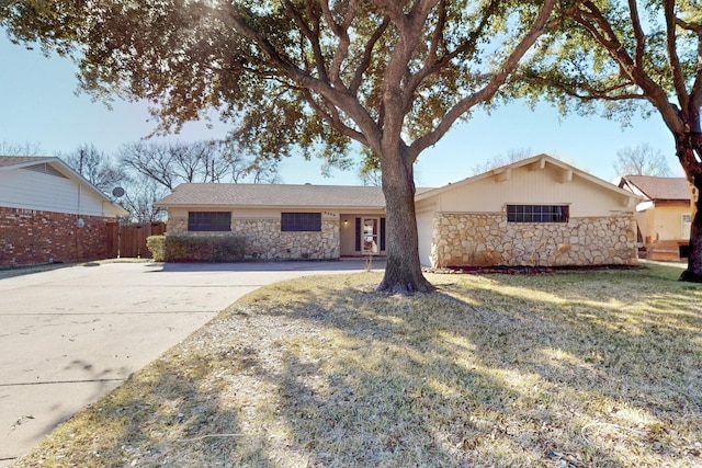 single story home with a front yard