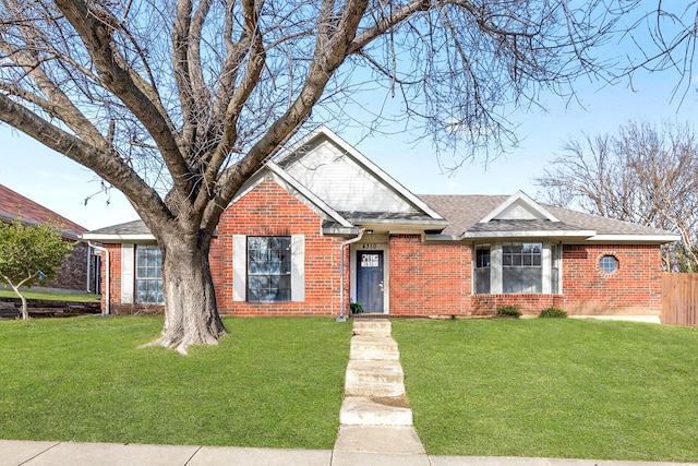 view of front facade featuring a front lawn