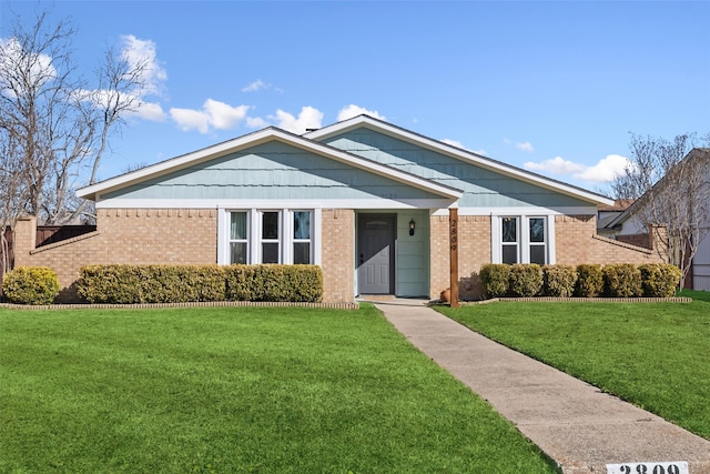 view of front of house featuring a front lawn