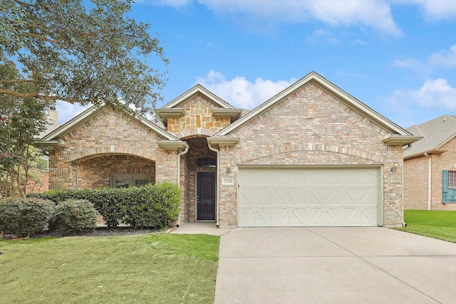 view of front facade with a garage and a front yard