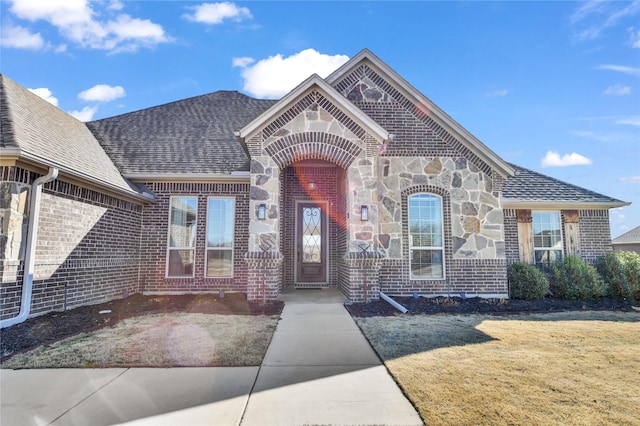 view of front of property featuring a front yard