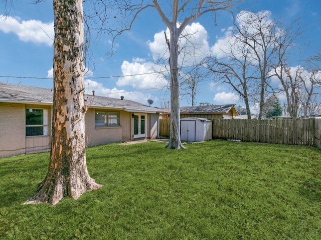 view of yard with a shed