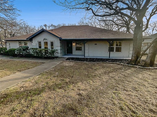 single story home with a front yard