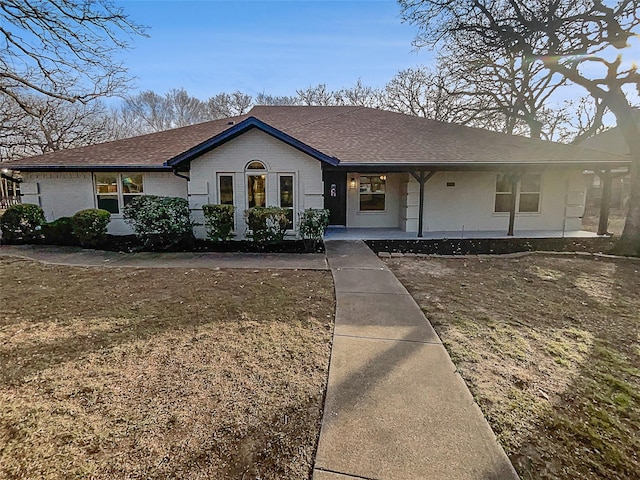 single story home with a front yard