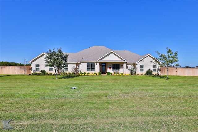 view of front facade featuring a front yard