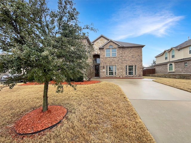 view of front of property featuring a front lawn