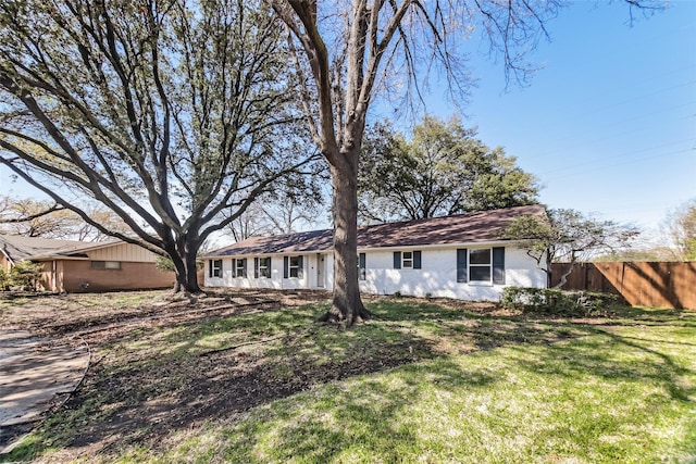 view of front of home featuring a front yard