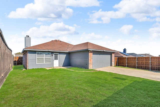 view of front facade with a garage and a front yard