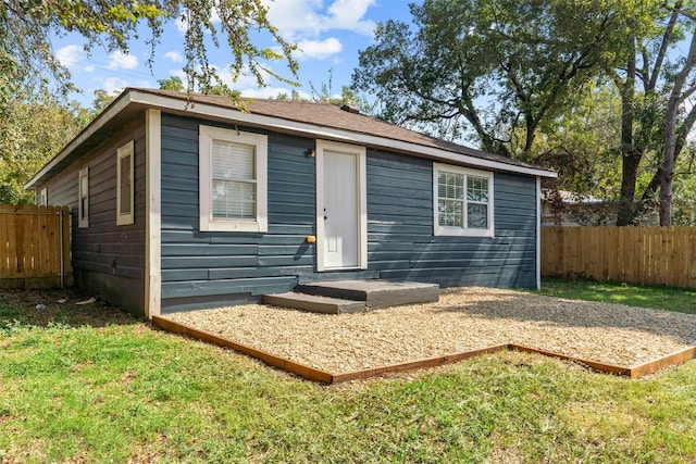 single story home featuring a front lawn