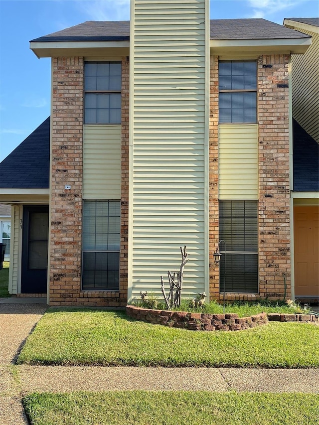 view of side of property featuring a lawn