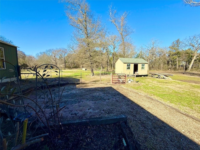 view of yard with an outdoor structure