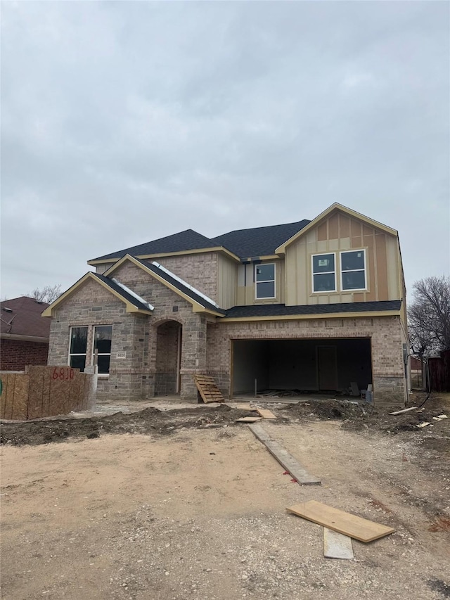 view of front facade featuring a garage