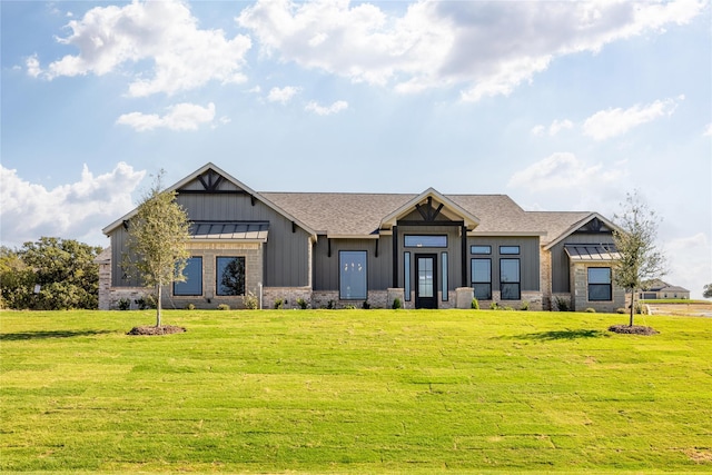 craftsman house featuring a front lawn