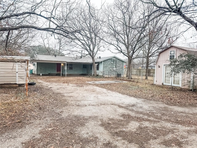 view of yard with an outbuilding