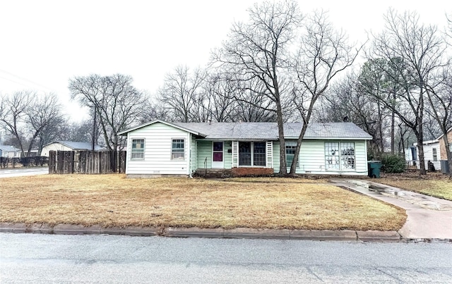 ranch-style home featuring a front lawn