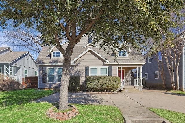 view of front of home featuring a front yard