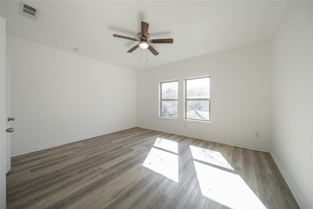 unfurnished room with dark wood-type flooring and ceiling fan