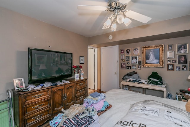 bedroom with ceiling fan