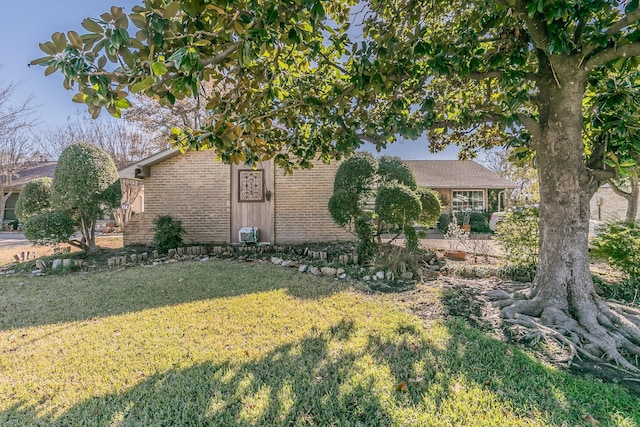 view of front of house featuring a front yard