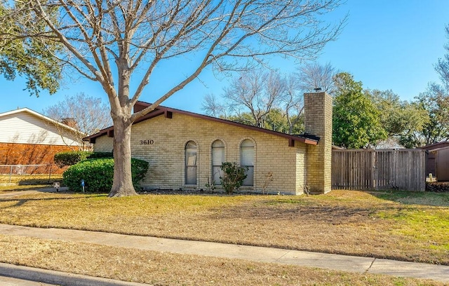 ranch-style home with a front lawn