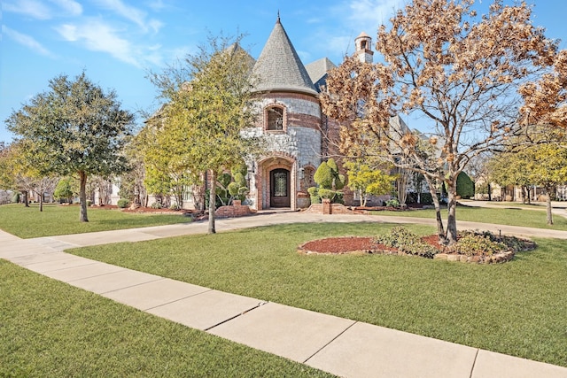 view of front of property featuring a front yard