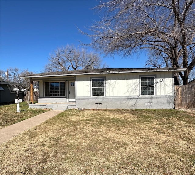 ranch-style home featuring a front lawn