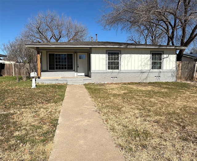 view of front facade with a front lawn