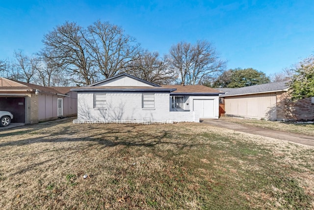 view of front facade featuring a front lawn