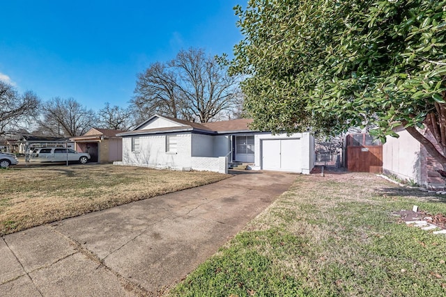 single story home with a front lawn