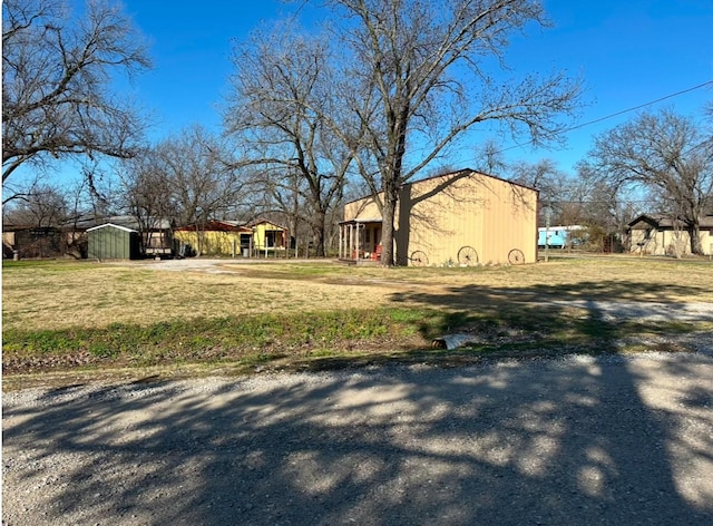 view of yard featuring an outbuilding