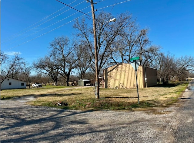 view of yard featuring an outbuilding