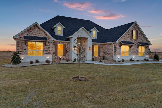 view of front of property featuring a lawn