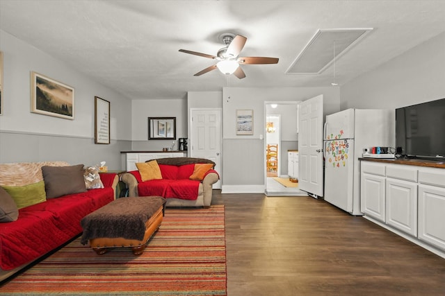 living room with dark wood-type flooring and ceiling fan