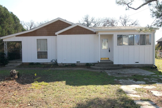 view of front of house with a front yard