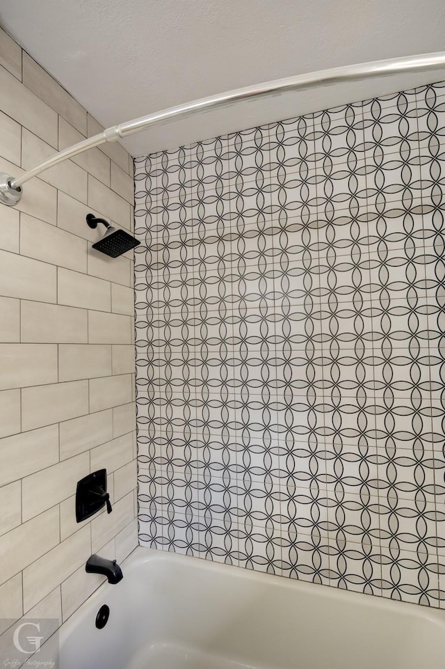 bathroom with tiled shower / bath