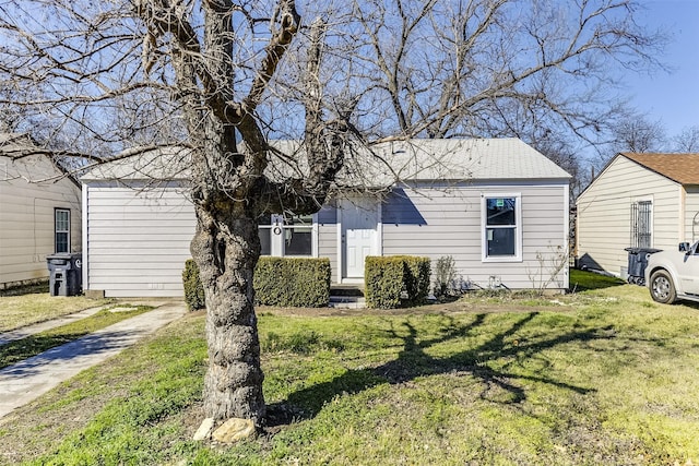 view of front of property featuring a front lawn