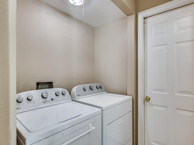 washroom featuring washing machine and clothes dryer