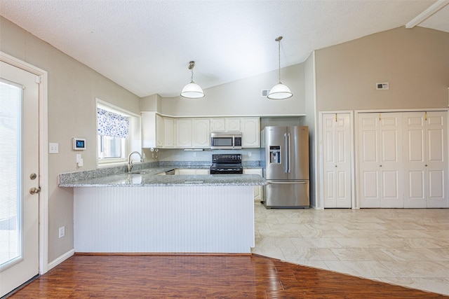 kitchen with sink, decorative light fixtures, appliances with stainless steel finishes, kitchen peninsula, and white cabinets