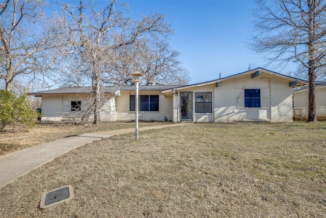 ranch-style house featuring a front lawn