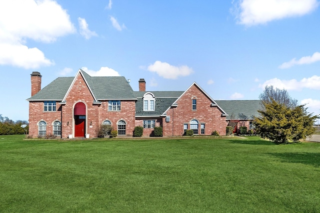 view of front of property featuring a front yard