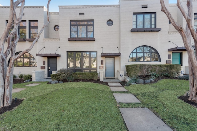 view of front of home with a front lawn