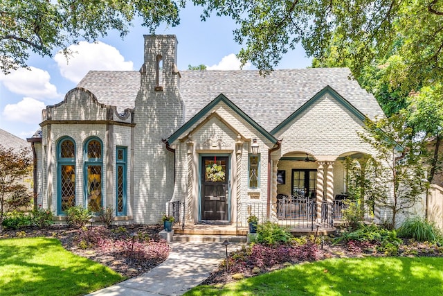 view of front of home featuring a front lawn and covered porch