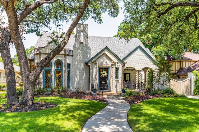 view of front facade featuring a front yard