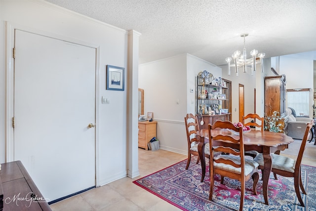 dining area featuring crown molding, a textured ceiling, and a notable chandelier