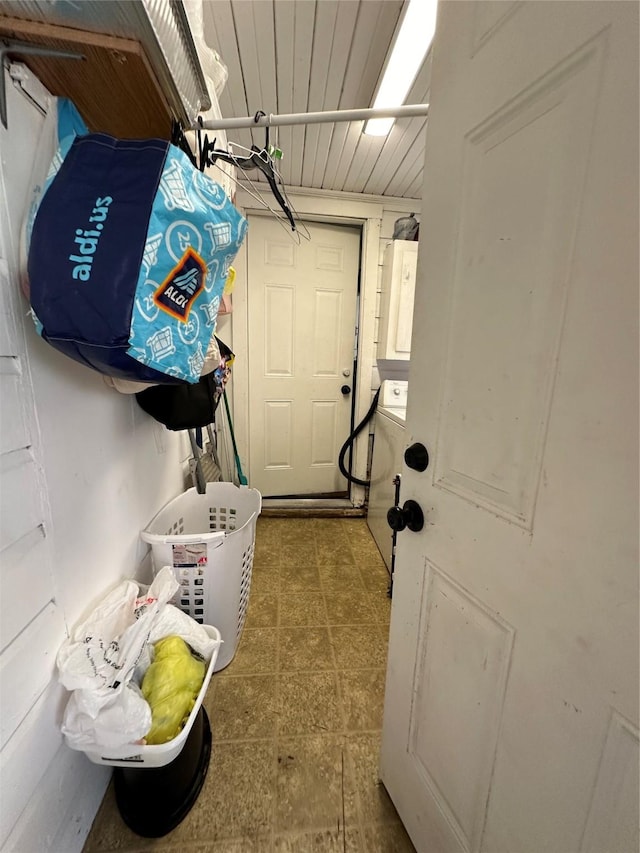 storage room with washer / clothes dryer