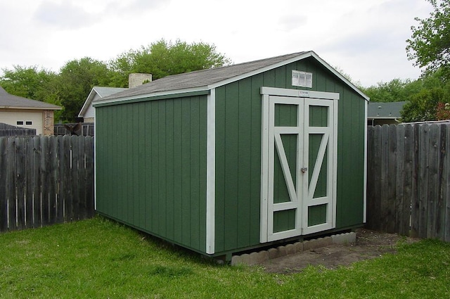 view of outbuilding featuring a yard