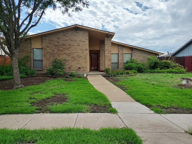 2118 Courtland Cir, Carrollton, TX 75007 - mid-century inspired home with brick siding and a front lawn