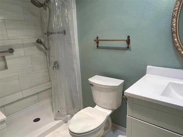 2118 Courtland Cir, Carrollton, TX 75007 - full bath with toilet, tiled shower, vanity, and a textured wall